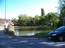 Pohled od křižovatky ulic Karlštejnská x U jinonického rybníčka (rok 2011)