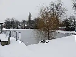 Pohled od křižovatky ulic „Karlštejnská“ x „U jinonického rybníčka“ (únor 2021)