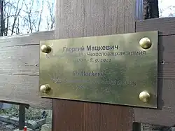 Detail mosazného štítku