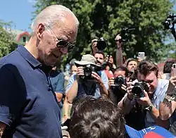 Adam Schultz (zcela vpravo) fotografuje prezidenta při setkání s Gagem Skidmorem