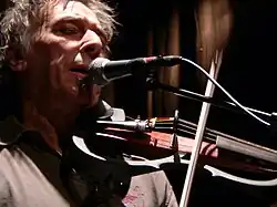John Cale hraje na violu při koncertě v Turnhoutu v roce 2006