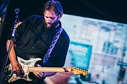 Dustin Boyer při koncertu Johna Calea v roce 2020