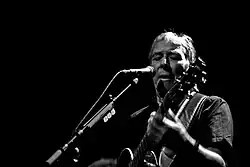 Zpívající muž s kytarou