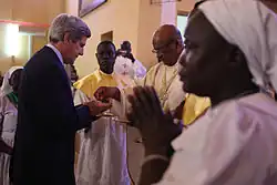 Americký senátor John Kerry přijímá svaté přijímání při zvláštní mši pro referendum v katolické katedrále Kator, 9. ledna 2011