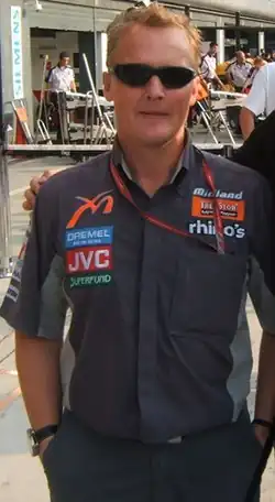 Johnny Herbert jako manažer týmu Midland F1 v roce 2005