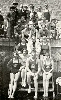 Jarmila Müllerová (první řada vlevo) v roce 1924 na společné fotografii s olympijským vítězem Johnny Weissmüllerem