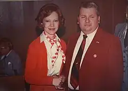 John Wayne Gacy s Rosalynn Carterovou roku 1978. Tehdy měl na svědomí přes 30 lidských životů.