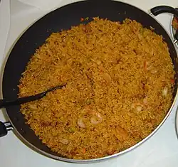 Jollof rice – západoafrická rýžová směs se zeleninou a masem. Krom jasmínové rýže se též používá basmati, případně jiná dlouhozrná rýže.