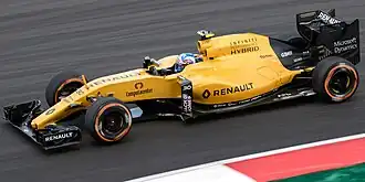 Jolyon Palmer řídící vůz R.S.16 při Grand Prix Malajsie 2016.