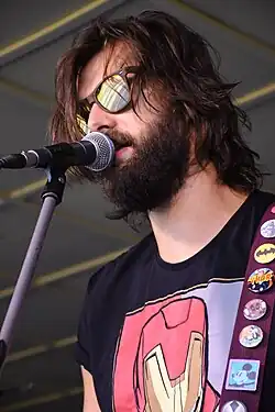 Jonáš Ledecký jako frontman kapely Jonas & the Whale na festivalu Otevřeno Jimramov 2017