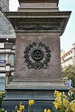 Zadní část podstavce se znakem spolku Svatobor