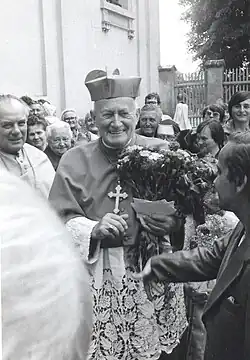 J. Hendrich po pravé ruce kard. Tomáška, který je uprostřed fotografie.