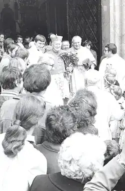 J. Hendrich (bez pokrývky hlavy) po levé ruce kard. Tomáška (v biretu). V pozadí mezi Hendrichem a Tomáškem stojí biskup Karel Otčenášek.