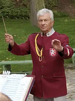Josef Maršík diriguje Dechový orchestr města Hradce Králové na promenádním koncertě v Předměřicích nad Labem