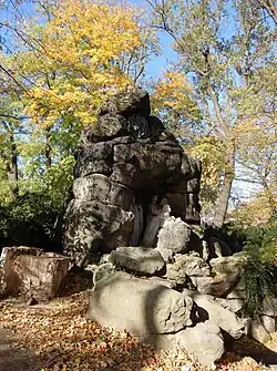 Zeyerův pomník od severovýchodu