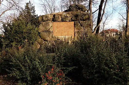 Zadní strana s tabulí Zeyerových děl