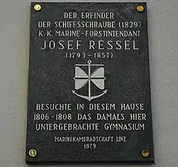 Pamětní deska na budově gymnázia v Linci