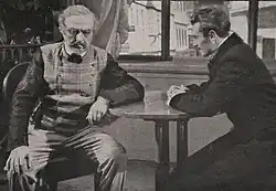 Josef Rozsíval (vlevo) a Stanislav Strnad v úlohách zámožného měšťana „Hájka“ a jeho syna lékaře