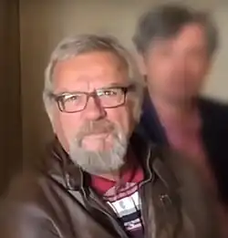 Ing. Josef Schrötter na Novotného lávce v Praze při křtu knihy Jiřího Kuchaře „Léčitelé, jasnovidci a mágové“ (2021)