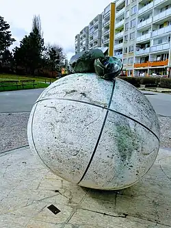 (Rozkvetlá) země, Praha, Jírovcovo náměstí