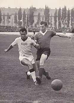 Jozef Schwarz v tmavém dresu při útoku