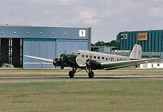 Junkers Ju 52/3m (D-AQUI) v typických barvách společnosti Lufthansa, fotografie z roku 2000.