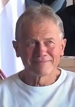 Ing. Július Pataky na Novotného lávce v Praze při křtu knihy Jiřího Kuchaře „Léčitelé, jasnovidci a mágové“ (2021)