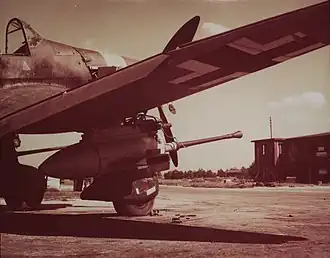 Ju 87 s protitankovými kanóny BK 3,7 na letišti osvobozeném americkou armádou