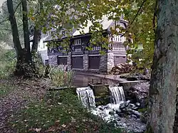 Splav se stavidlem za turistickou chatou