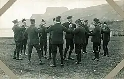 Fotografie z alba „Færøerne“ (Faerské ostrovy). Fotoalbum je součástí archivu Královské dánské geografické společnosti, který vznikl jako výsledek spolupráce mezi Etnografickou sbírkou a touto společností. Od roku 2010 je vystaveno v Národním muzeu jako samostatný archiv a je spravován Etnografickou sbírkou. Královská dánská geografická společnost existuje od svého založení 18. listopadu 1876. Jejím cílem bylo „podporovat jak poznání země a jejích obyvatel, tak šířit zájem o geografickou vědu“. V archivu se nacházejí mimo jiné dopisy, deníky, účetní záznamy, mapy a manuskripty přednášek. Archiv rovněž obsahuje více než 70 000 fotografií.