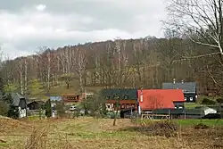 Křížová cesta na vrchu severně od vsi