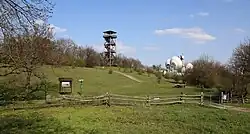 Rozhledna a vysílač na vrcholu