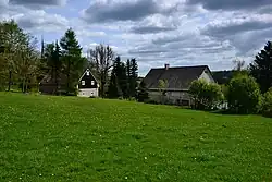 Domy na jižní straně silnice