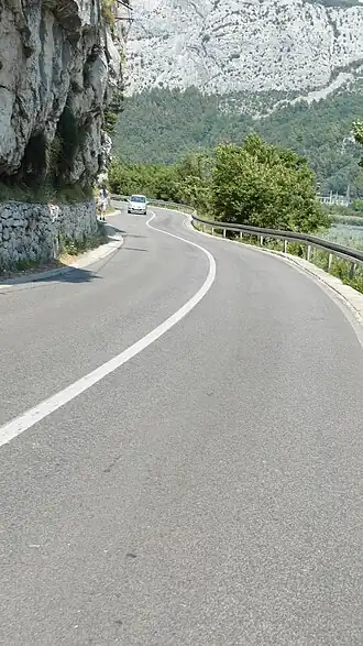 Silnice D70 v blízkosti řeky Cetiny