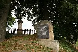 Kříž a pomník nad Jiříkovicemi