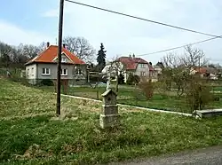 Kříž a domy v jižní části Drah