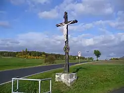Kříž jižně od Hlinné.jpg