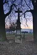 Kříž jižně od obce