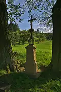 Kříž jihozápadně nad obcí