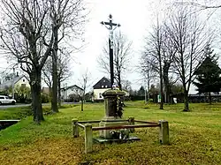 Kříž na návsi ve Vrbicích (Q38192635).jpg