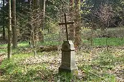 Kříž na rozcestí u zaniklých Herštejnských Chalup