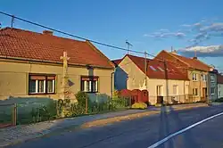 Kříž před domem č. 156