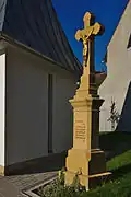 Kříž před kaplí