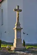 Kříž před kostelem
