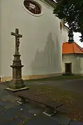 Kříž před kostelem