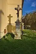 Kříž před kostelem
