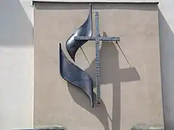 Logo ECM na budově kostela v Plzni