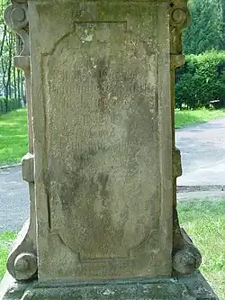 Detail zadní strany podstavce kříže ze Slatinic