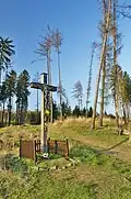 Kříž severně nad vesnicí u zelené turistické trasy do Žďárné
