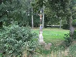 Kříž u železniční stanice v Salavicích (Q38094276) 01.jpg